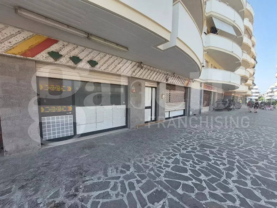 negozio in vendita ad Alba Adriatica