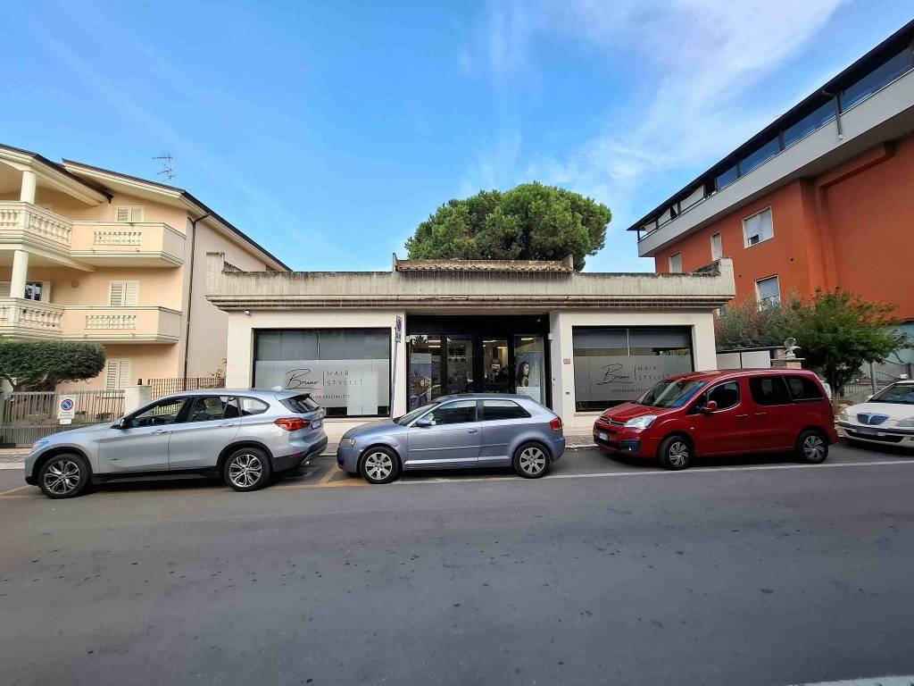 negozio in vendita ad Alba Adriatica