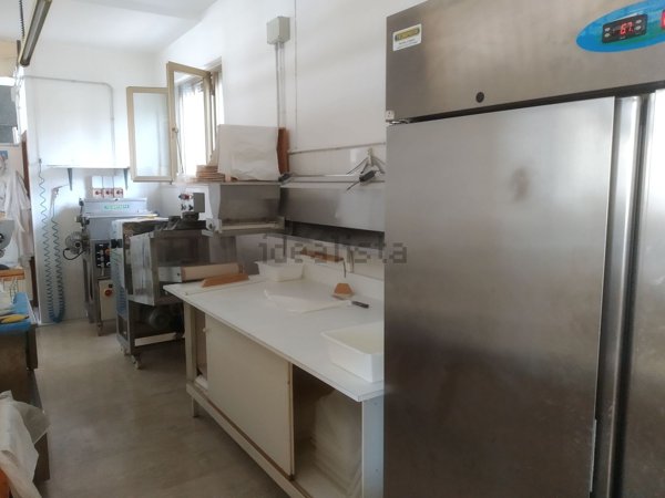 negozio in vendita ad Alba Adriatica
