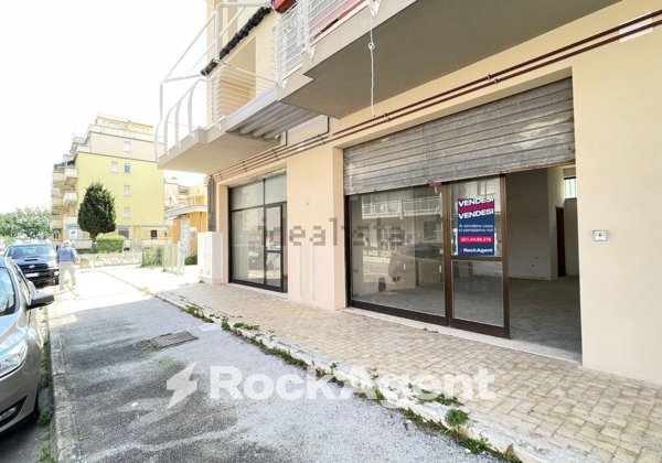 locale commerciale in vendita ad Alba Adriatica