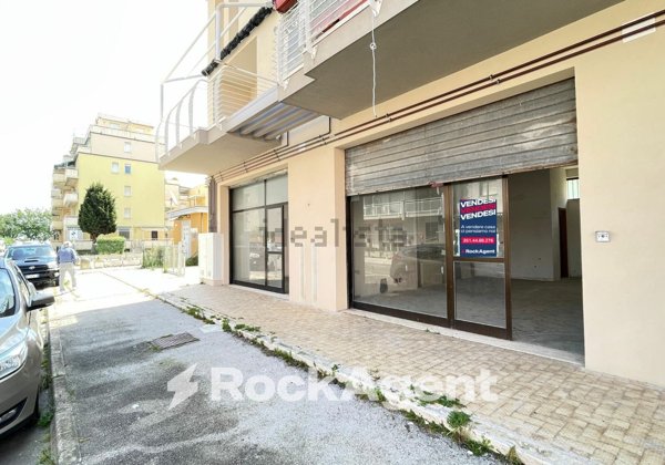 locale commerciale in vendita ad Alba Adriatica