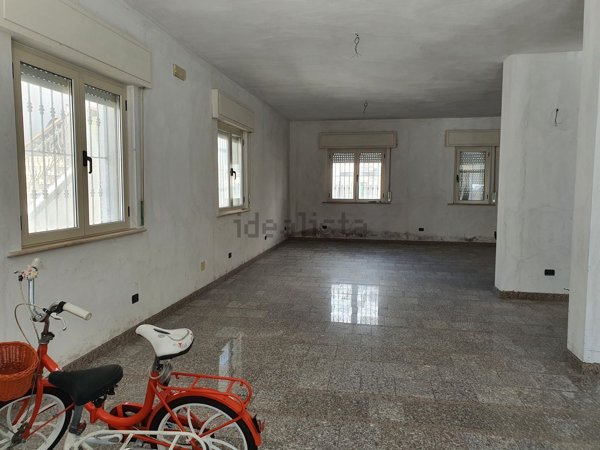 locale commerciale in vendita ad Alba Adriatica