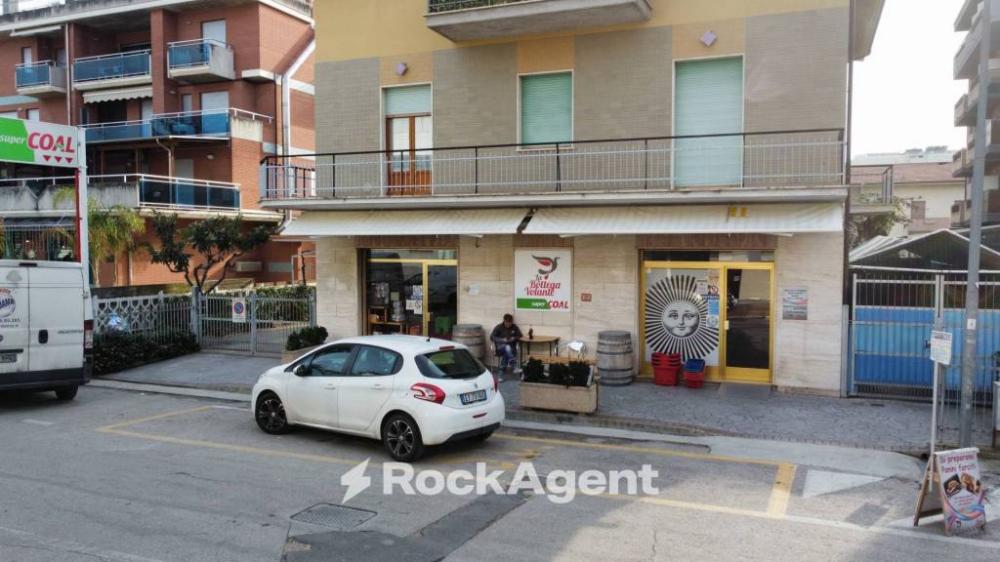 negozio in vendita ad Alba Adriatica