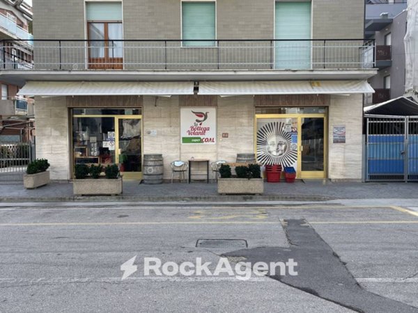 negozio in vendita ad Alba Adriatica