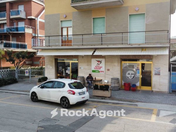 negozio in vendita ad Alba Adriatica