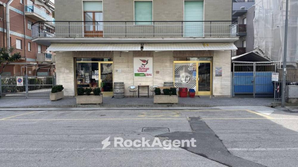 negozio in vendita ad Alba Adriatica