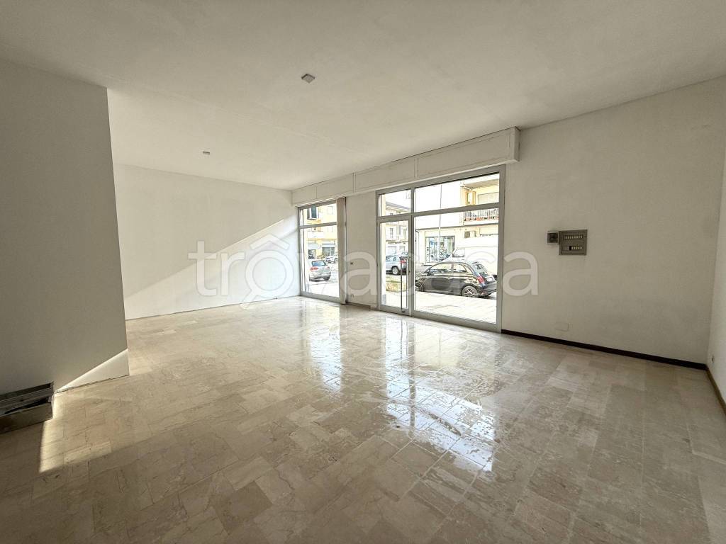 negozio in vendita ad Alba Adriatica