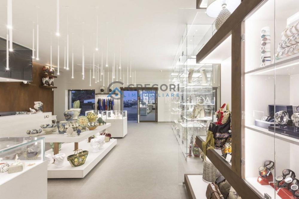 locale commerciale in vendita ad Alba Adriatica