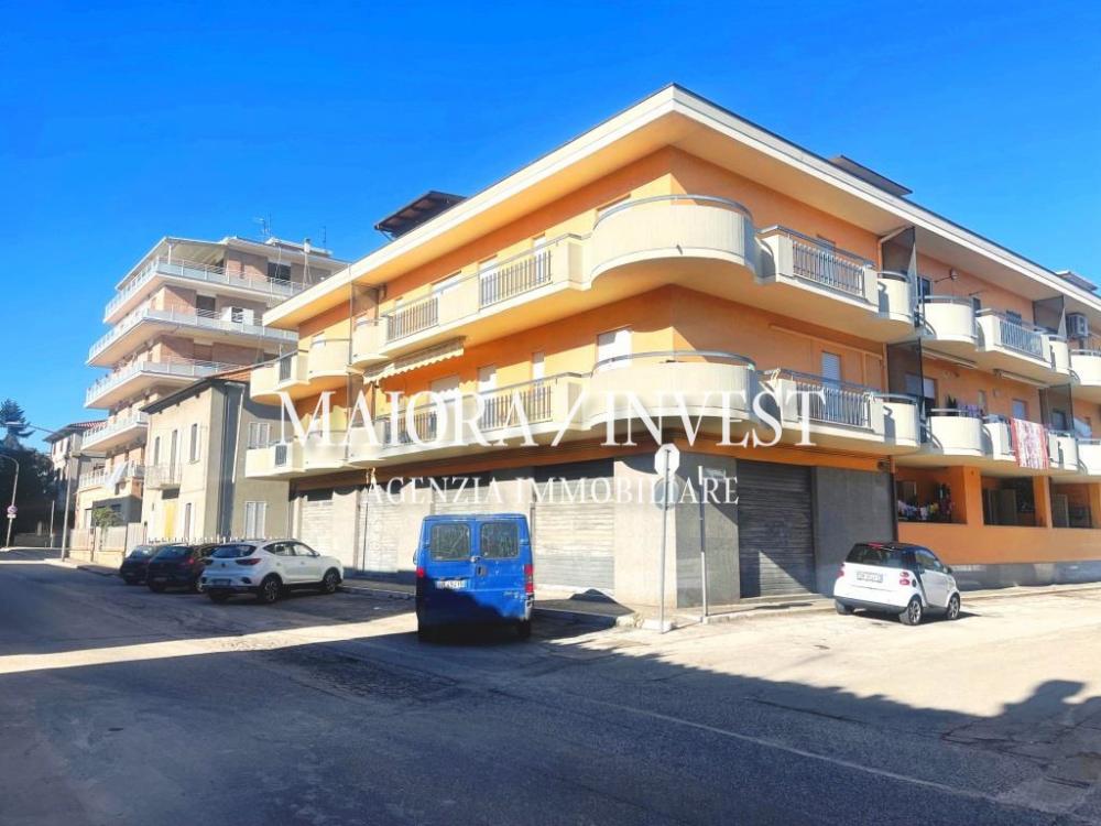 locale commerciale in vendita ad Alba Adriatica