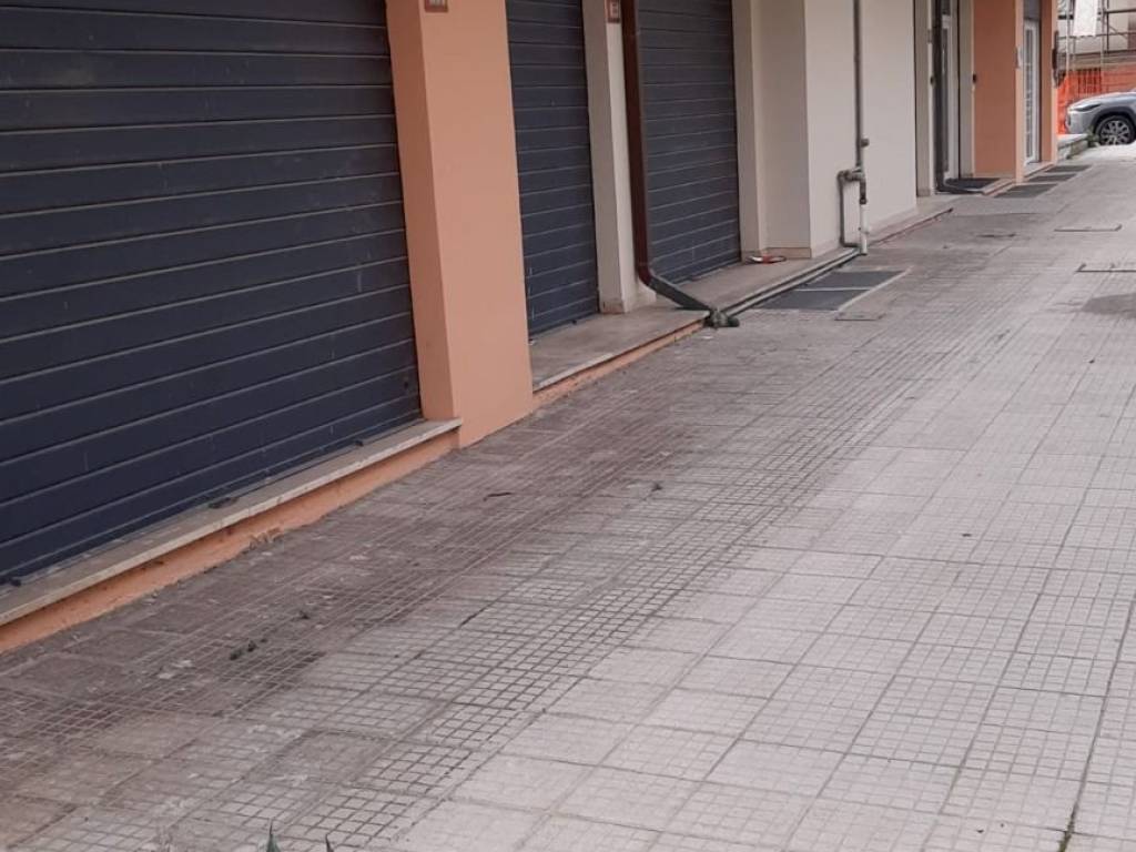 locale commerciale in vendita ad Alba Adriatica