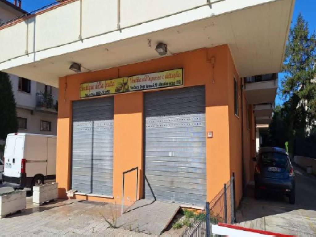 negozio in vendita ad Alba Adriatica