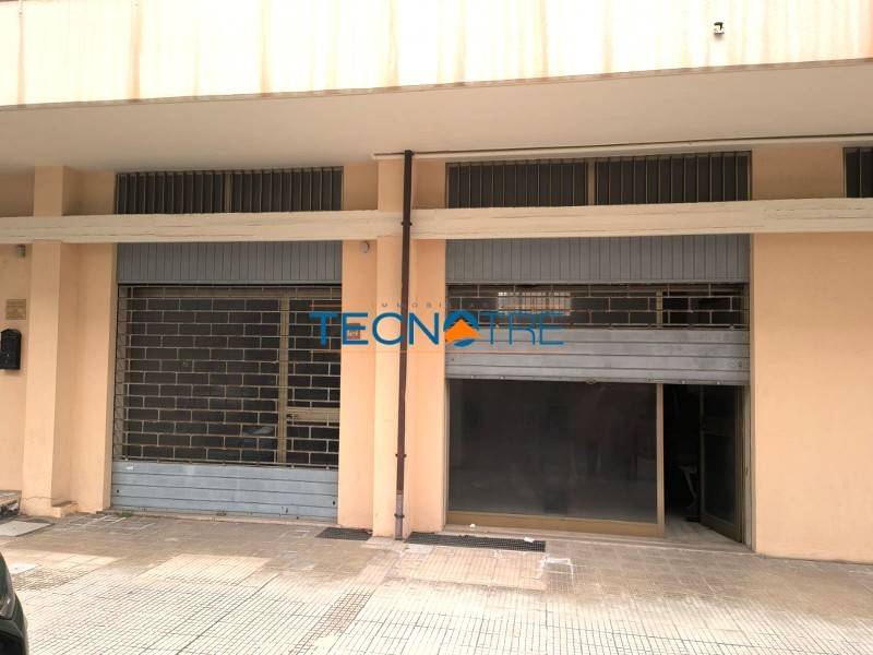 locale commerciale in vendita ad Alba Adriatica
