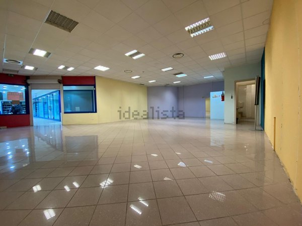 locale commerciale in vendita ad Alba Adriatica