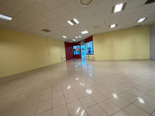 locale commerciale in vendita ad Alba Adriatica