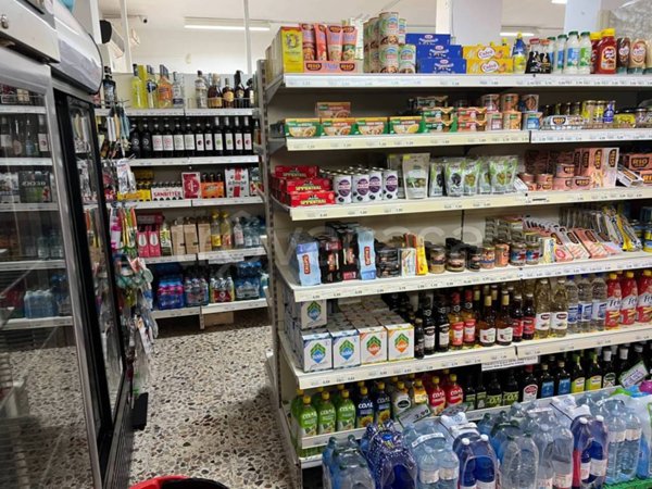 negozio in vendita ad Alba Adriatica