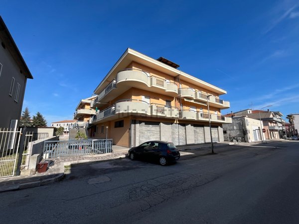 locale commerciale in vendita ad Alba Adriatica