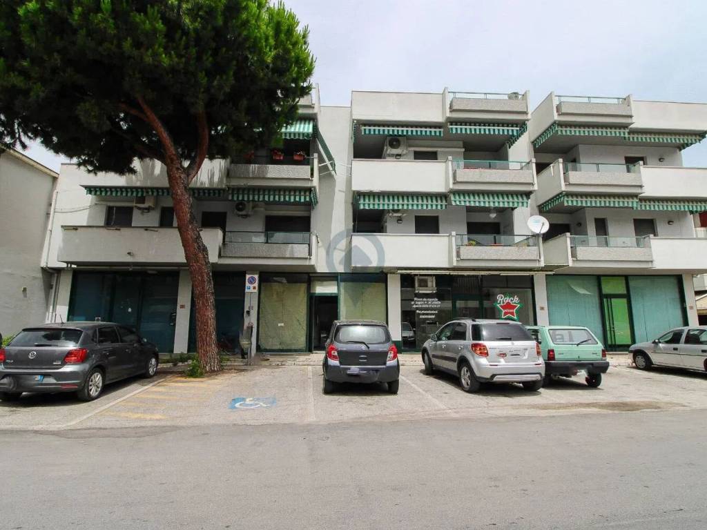 negozio in vendita ad Alba Adriatica