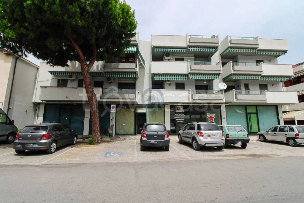 negozio in vendita ad Alba Adriatica
