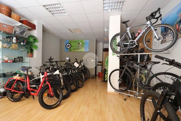 negozio in vendita ad Alba Adriatica