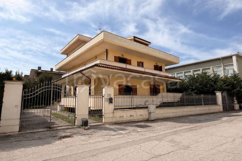 casa indipendente in vendita ad Alba Adriatica