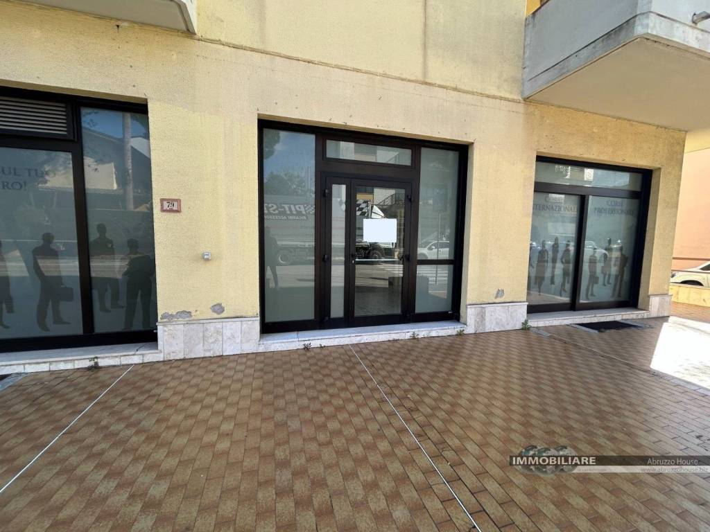 negozio in vendita ad Alba Adriatica