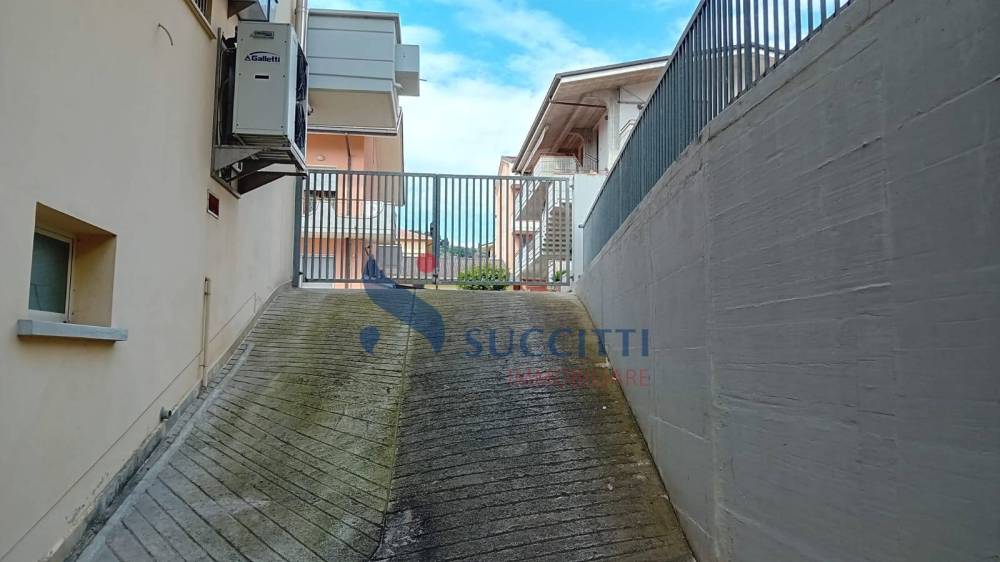 locale di sgombero in vendita ad Alba Adriatica