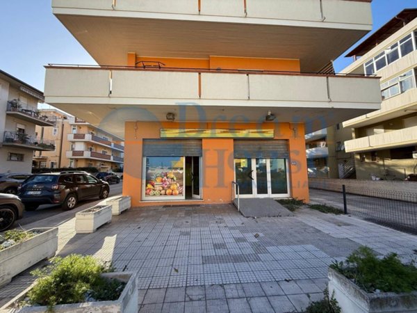 locale commerciale in vendita ad Alba Adriatica