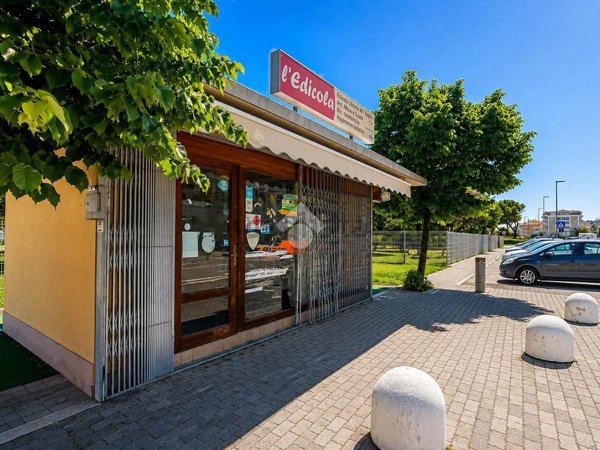 locale commerciale in vendita ad Alba Adriatica