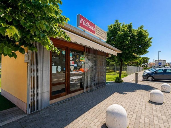 negozio in vendita ad Alba Adriatica