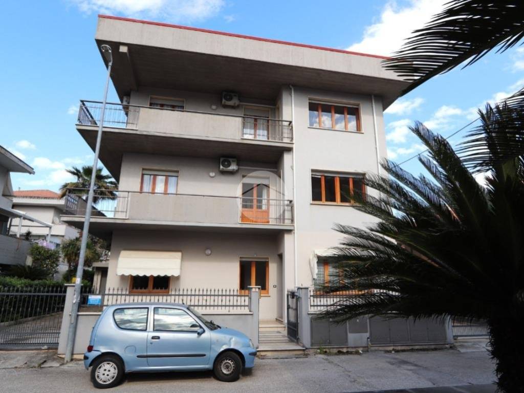 intera palazzina in vendita ad Alba Adriatica
