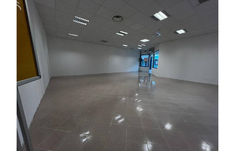 locale commerciale in vendita ad Alba Adriatica