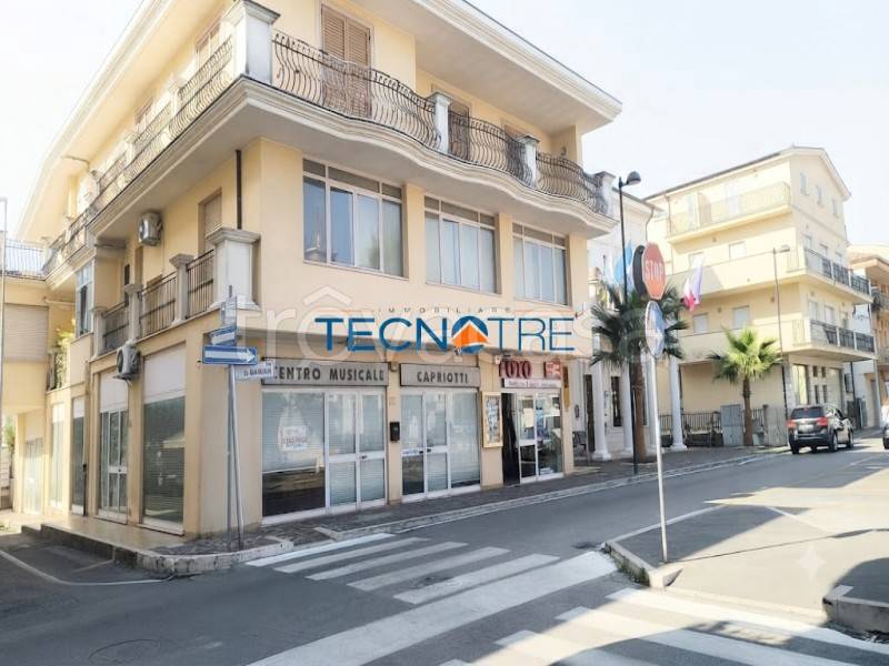 negozio in vendita ad Alba Adriatica
