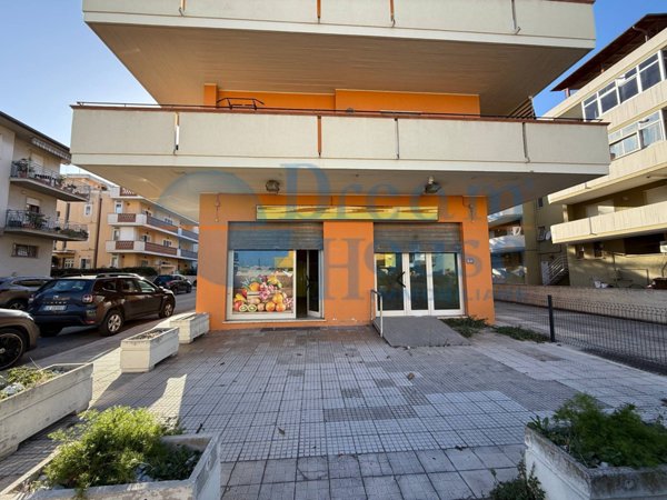 locale commerciale in vendita ad Alba Adriatica