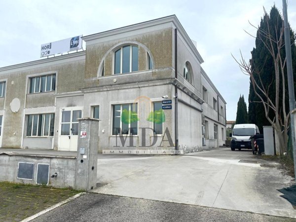 locale commerciale in vendita ad Alba Adriatica