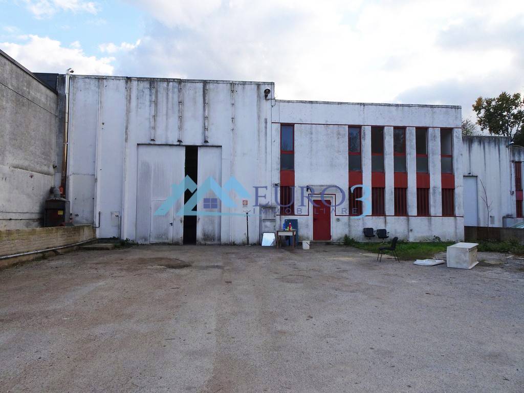 locale commerciale in vendita ad Ancarano