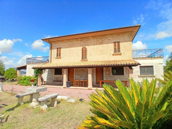casa indipendente in vendita ad Ancarano in zona Casette