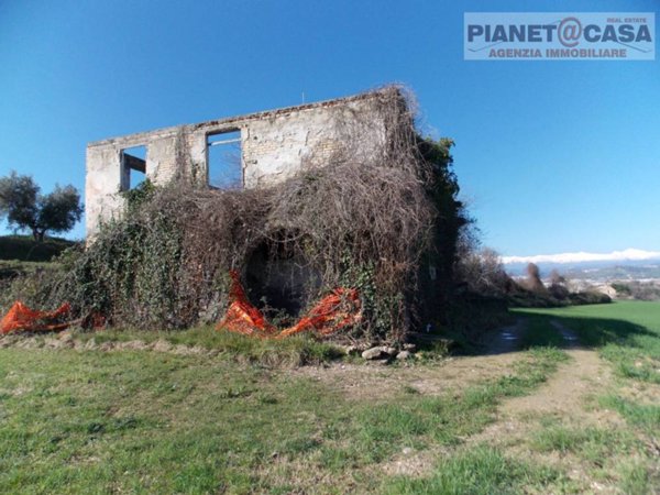 casa indipendente in vendita ad Ancarano in zona Madonna della Carità
