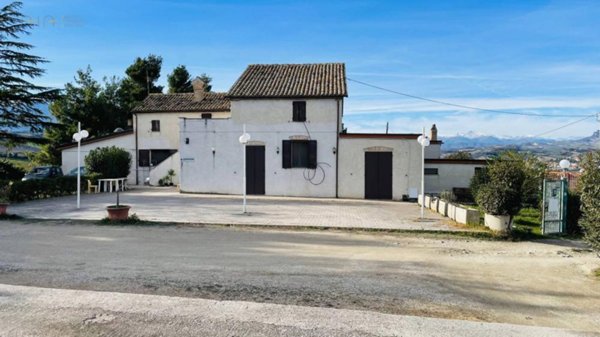 casa indipendente in vendita ad Ancarano in zona Madonna della Carità