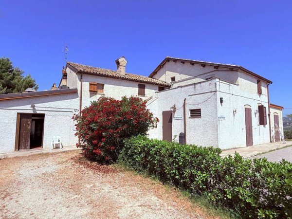 casa indipendente in vendita ad Ancarano in zona Madonna della Carità