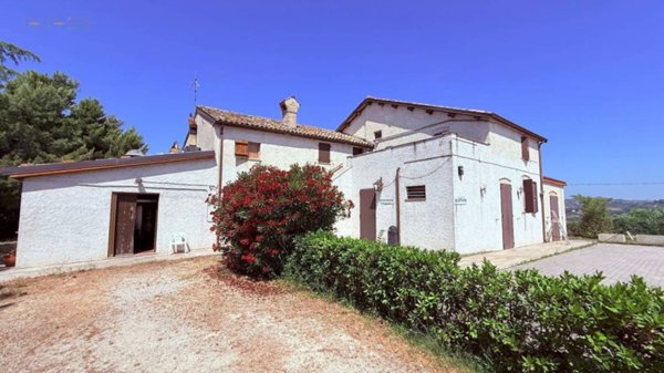 casa indipendente in vendita ad Ancarano in zona Madonna della Carità