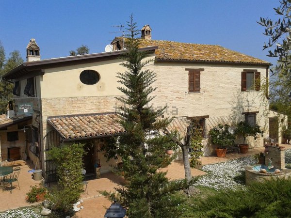 casa indipendente in vendita ad Ancarano in zona Madonna della Carità