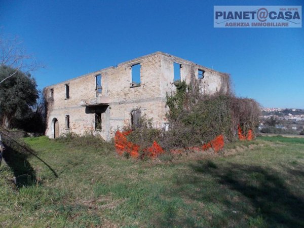 casa indipendente in vendita ad Ancarano in zona Madonna della Carità