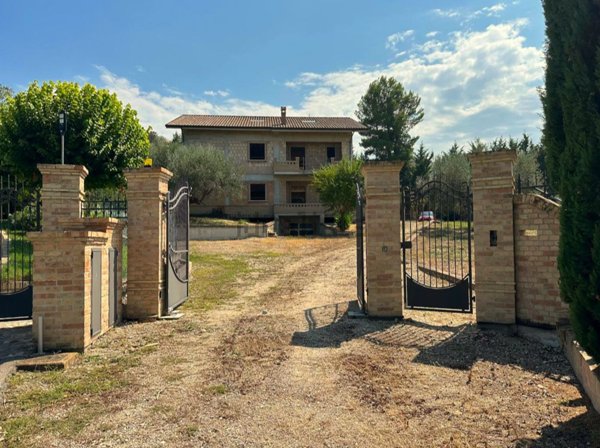 casa indipendente in vendita ad Atri in zona Casoli