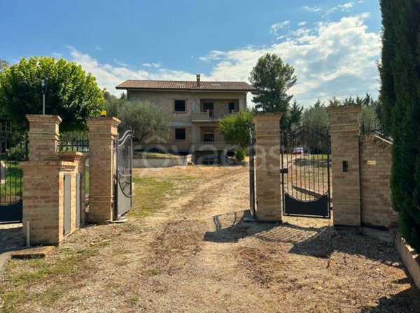 casa indipendente in vendita ad Atri in zona Casoli