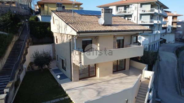 casa indipendente in vendita ad Atri in zona Casoli