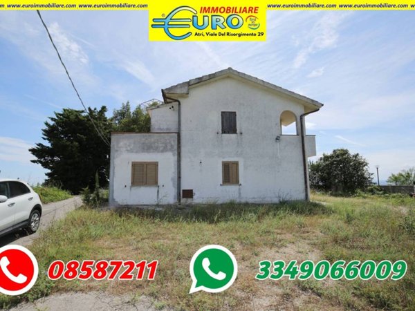 casa indipendente in vendita ad Atri in zona Treciminiere