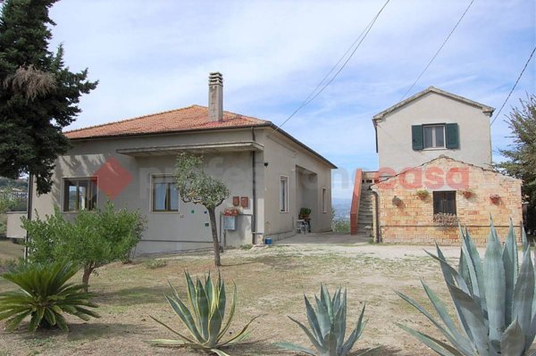casa indipendente in vendita ad Atri in zona Casoli
