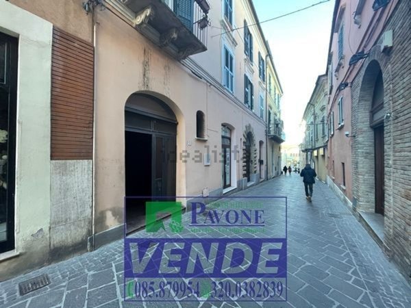 locale commerciale in vendita ad Atri