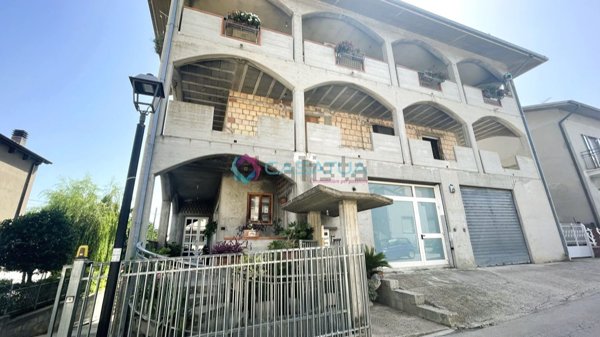 casa indipendente in vendita ad Atri in zona Santa Margherita
