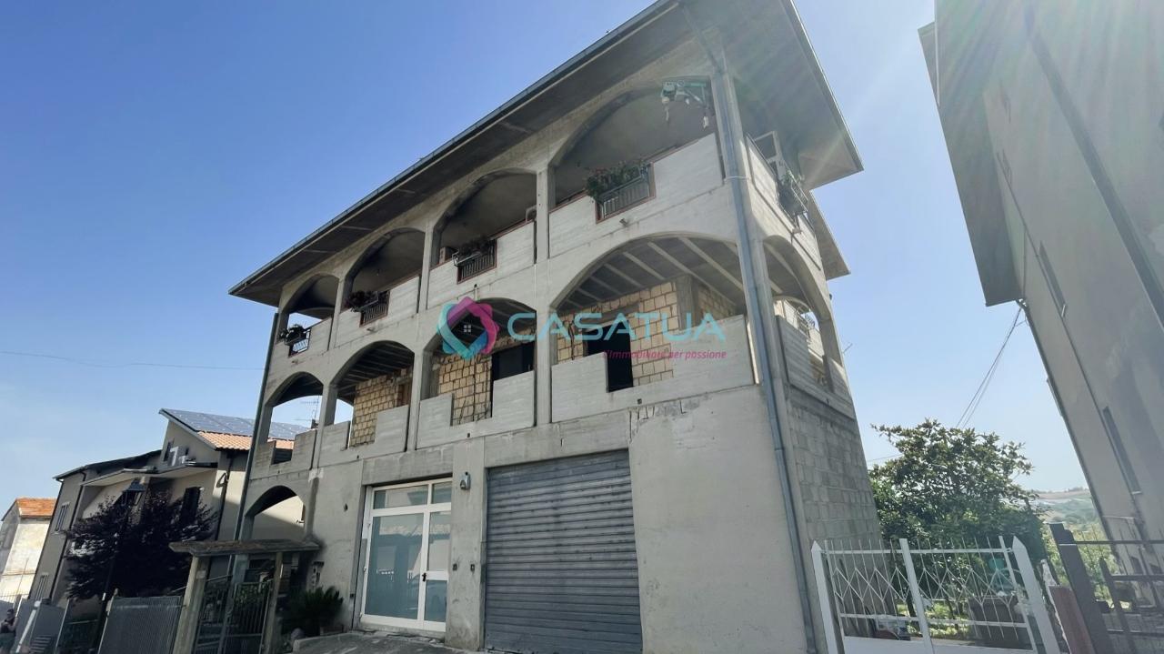 casa indipendente in vendita ad Atri in zona Santa Margherita